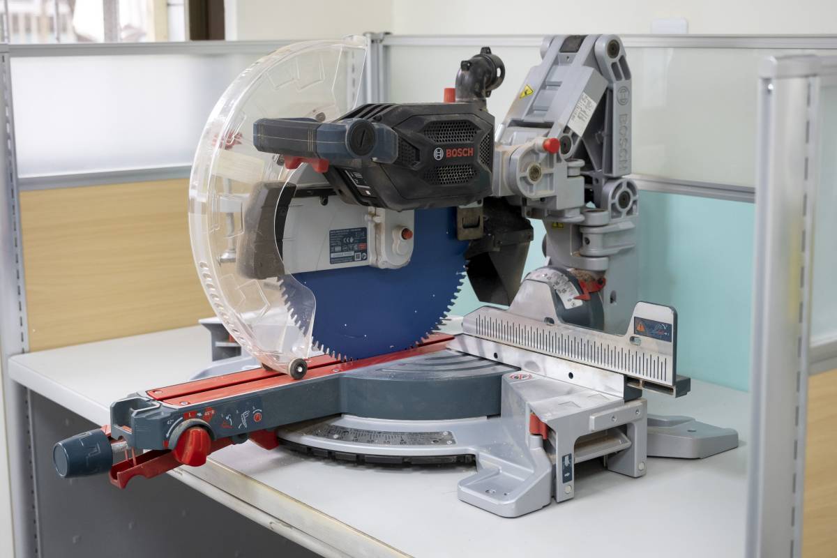 木工充電式多角度切斷機BITURBO